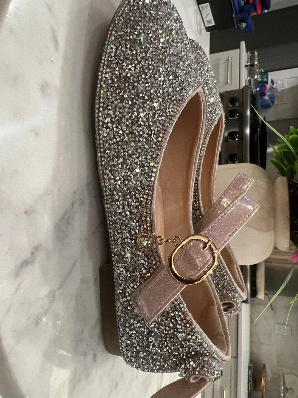 Doe a Dear Girls' Silver Glitter Mary Jane Shoes with Pink strap. Size 1.5/33